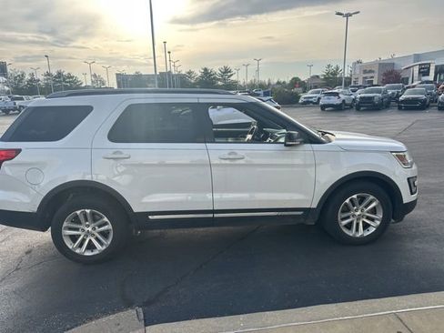 Used 2017 Ford Explorer XLT FWD image 3