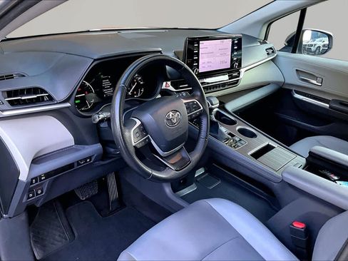 Certified 2023 Toyota Sienna XLE FWD image 18