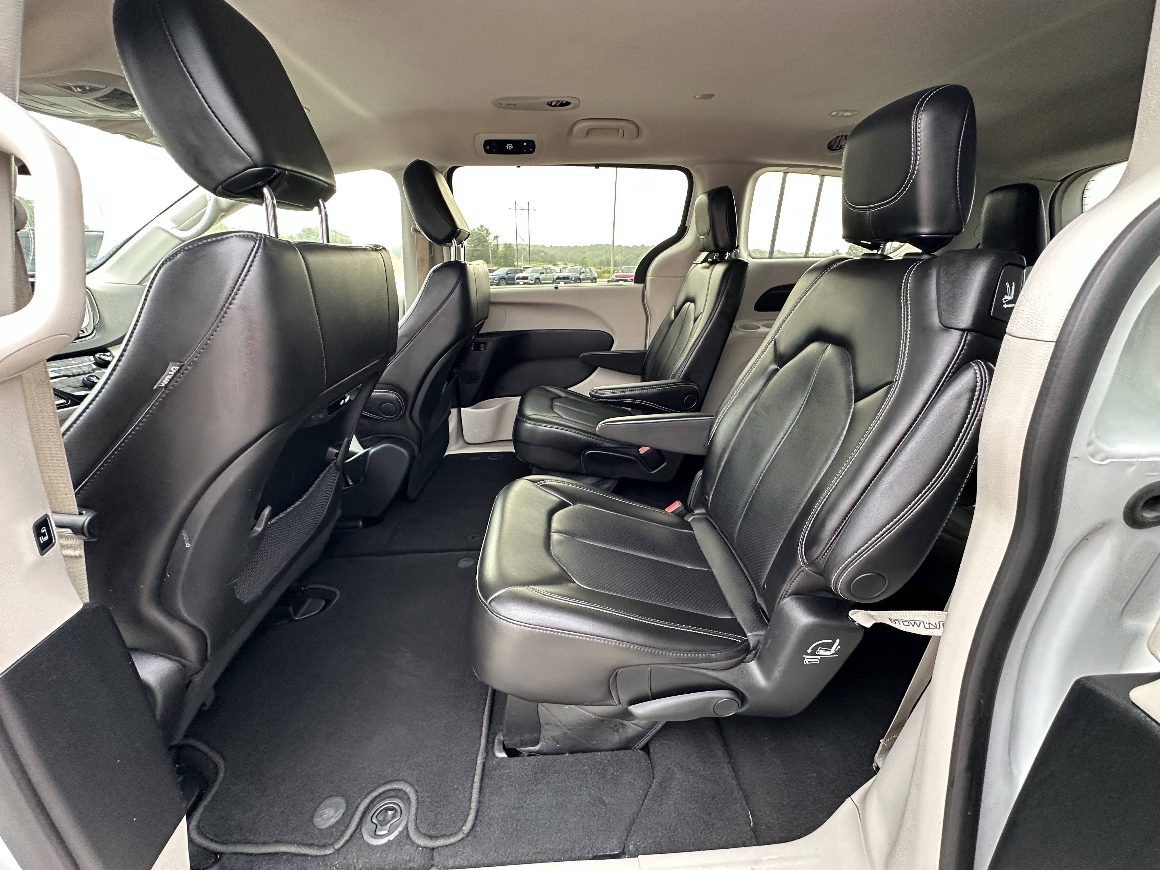 Used 2023 Chrysler Pacifica Touring-L FWD image 25
