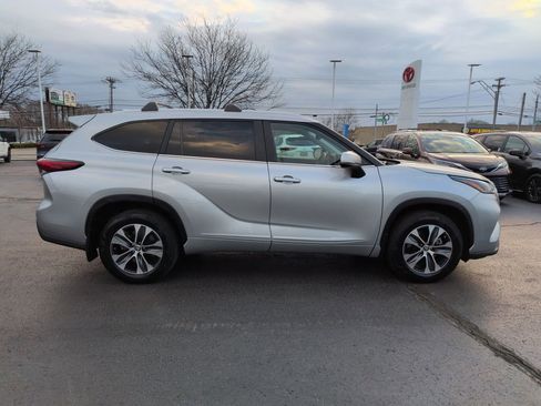 Used 2023 Toyota Highlander XLE image 6