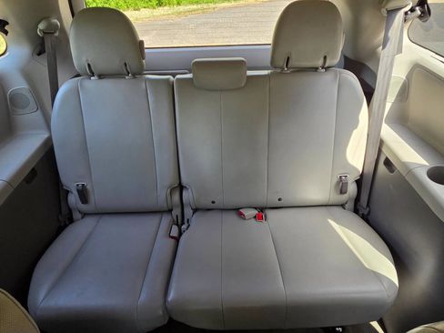 Used 2013 Toyota Sienna XLE image 15