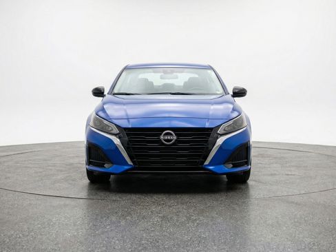 Used 2025 Nissan Altima 2.5 SV image 2