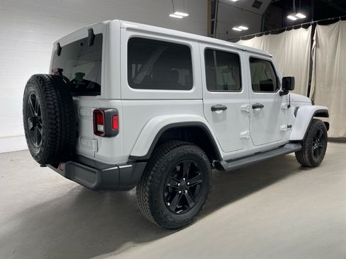 Used 2023 Jeep Wrangler Unlimited Sahara AWD/4WD image 4