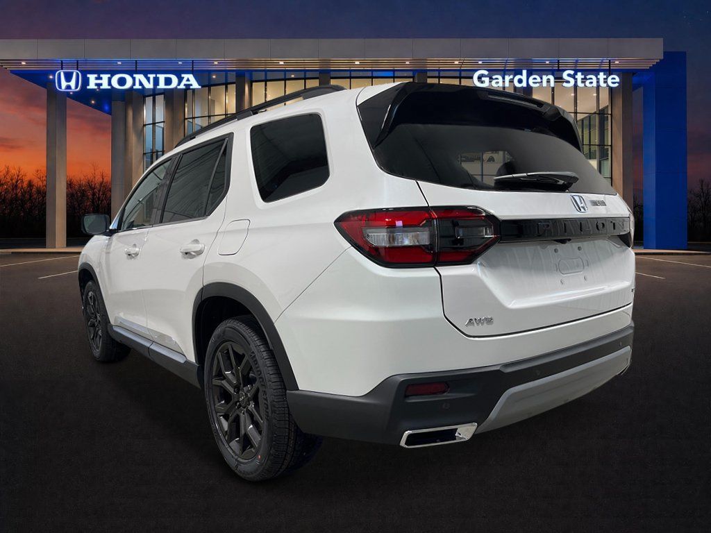 Used 2025 Honda Pilot Touring image 3