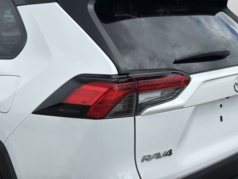 Used 2022 Toyota RAV4 LE FWD image 7