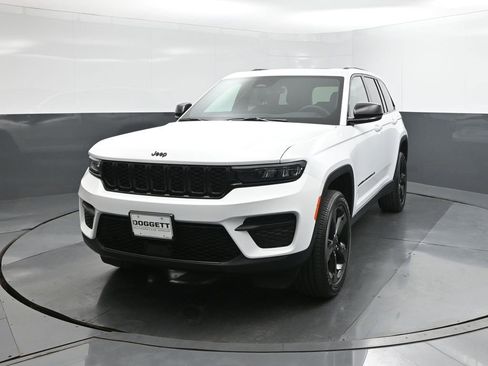 New 2025 Jeep Grand Cherokee Altitude image 30