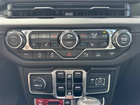 Used 2025 Jeep Gladiator Mojave AWD/4WD image 37