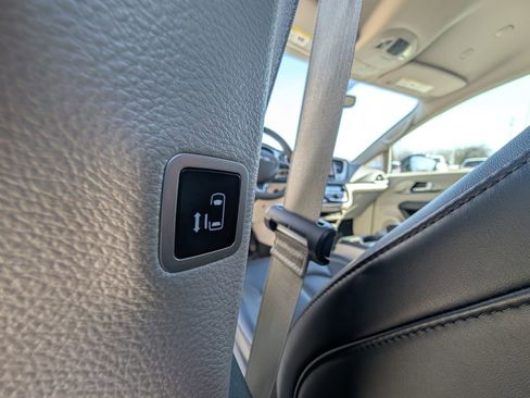 Used 2024 Chrysler Pacifica Touring-L image 40