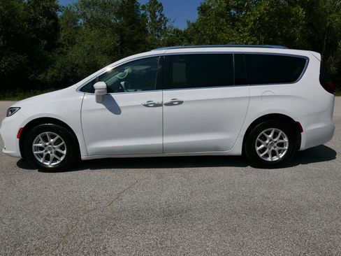 Used 2021 Chrysler Pacifica Touring-L FWD image 2