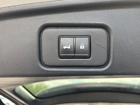 Used 2025 Nissan Pathfinder SV image 21