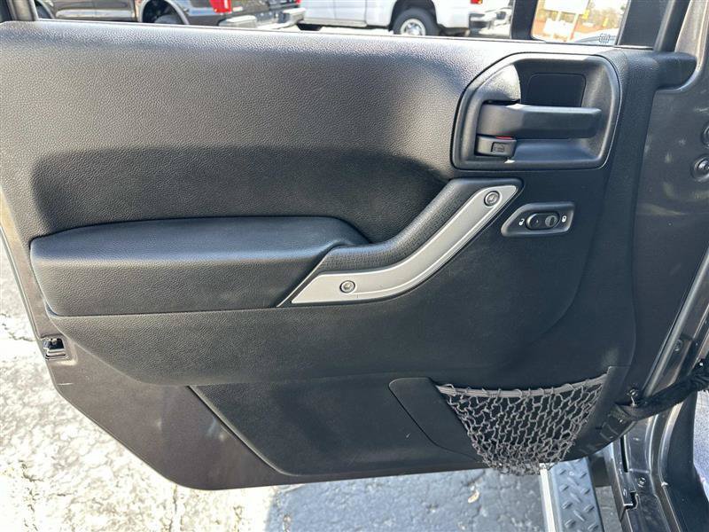 Used 2016 Jeep Wrangler Unlimited Sahara w/ Dual Top Group AWD/4WD image 8