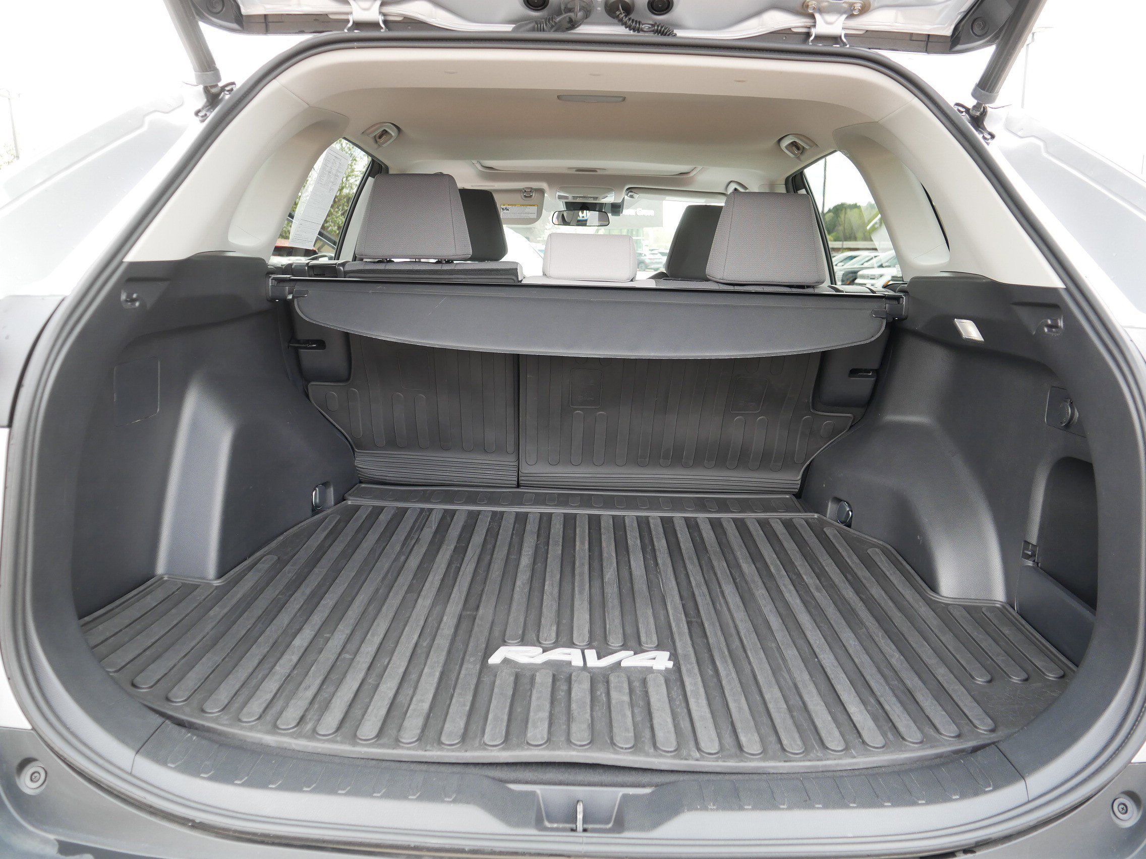 Used 2022 Toyota RAV4 XLE w/ Convenience Package AWD/4WD image 17