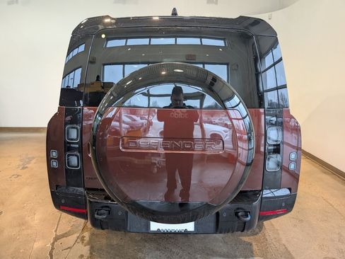 New 2026 Land Rover Defender 130 X-Dynamic SE image 4