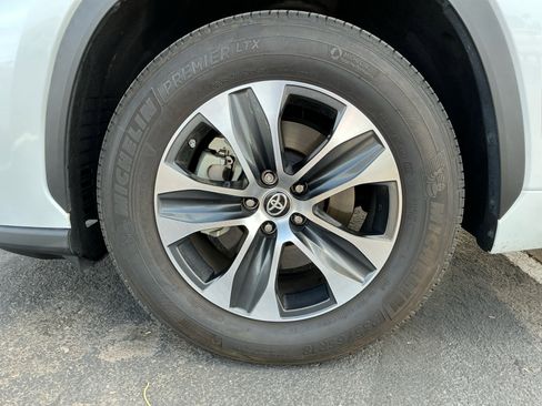 Used 2023 Toyota Highlander XLE FWD image 26