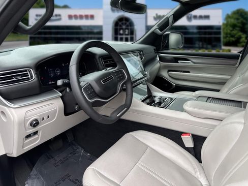 Used 2025 Jeep Wagoneer 4WD w/ Convenience Group I image 13