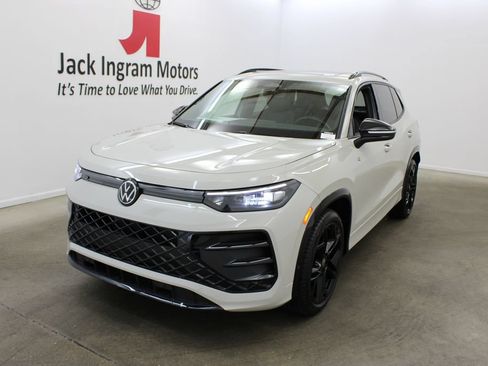 New 2026 Volkswagen Tiguan SE R-Line FWD image 2