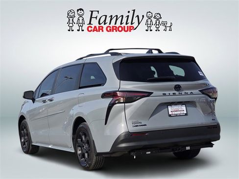 Used 2025 Toyota Sienna XLE Woodland Edition image 3