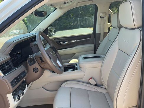 Used 2022 GMC Yukon Denali w/ Advanced Technology Package image 12