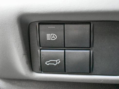 Used 2022 Toyota Highlander LE image 16