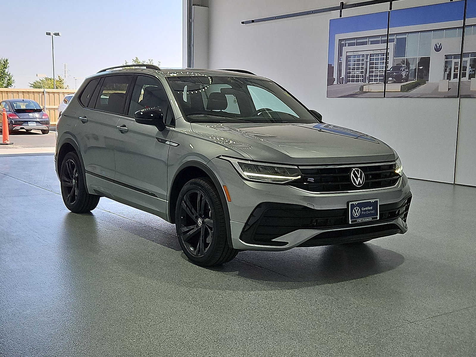 Used 2023 Volkswagen Tiguan SE R-Line FWD image 2