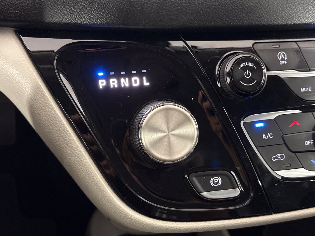 Used 2019 Chrysler Pacifica Touring-L FWD image 29