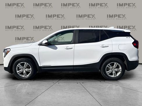 Used 2024 GMC Terrain SLE image 2