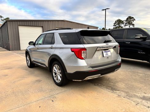 Used 2021 Ford Explorer XLT w/ Equipment Group 202A image 4