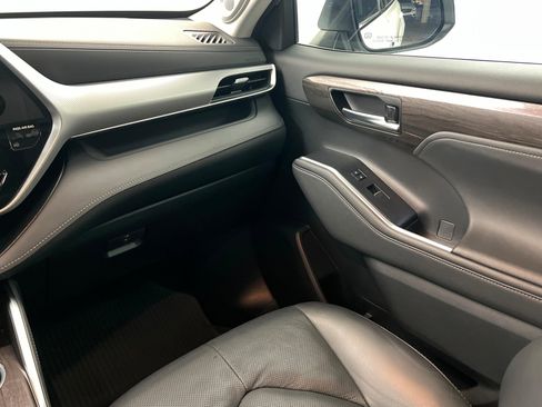 Used 2023 Toyota Highlander Platinum image 11