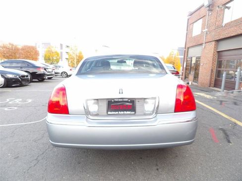 Used 2006 Lincoln Town Car Signature Limited image 4