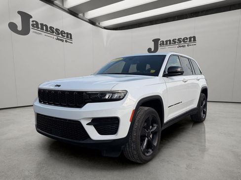 Used 2024 Jeep Grand Cherokee Altitude AWD/4WD image 8