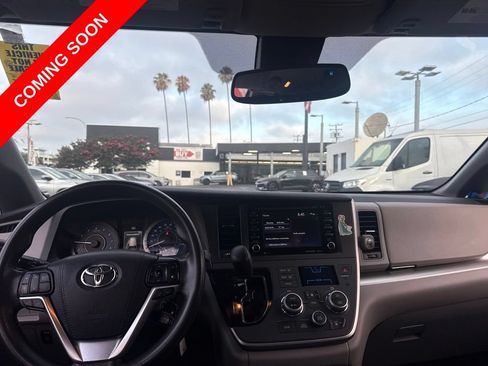 Used 2020 Toyota Sienna LE w/ Carpet Mat Package FWD image 12