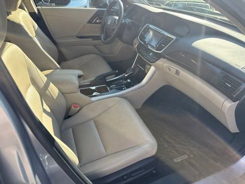 Used 2017 Honda Accord Touring image 3