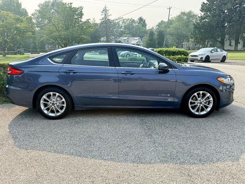 Used 2019 Ford Fusion SE FWD image 3