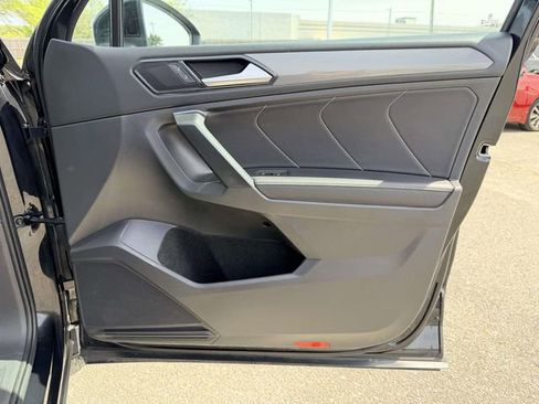 Used 2024 Volkswagen Tiguan SE image 8