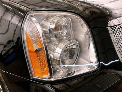 Used 2011 GMC Yukon XL Denali AWD/4WD image 28