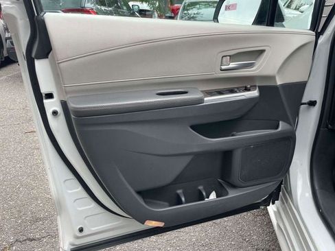 Used 2025 Toyota Sienna XLE FWD image 18