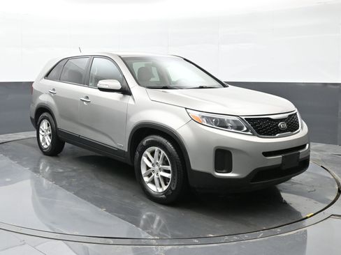 Used 2014 Kia Sorento LX image 2