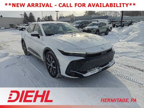 Used 2023 Toyota Crown XLE image 1