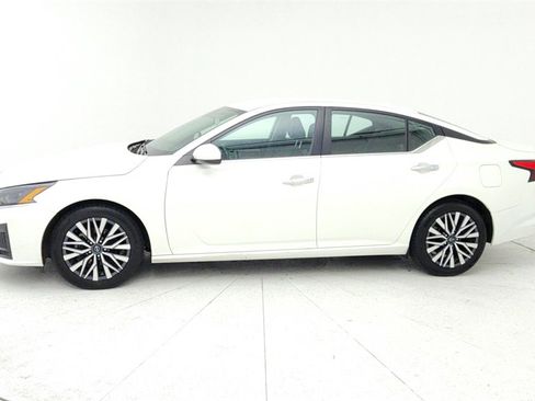 Used 2023 Nissan Altima 2.5 SV image 2