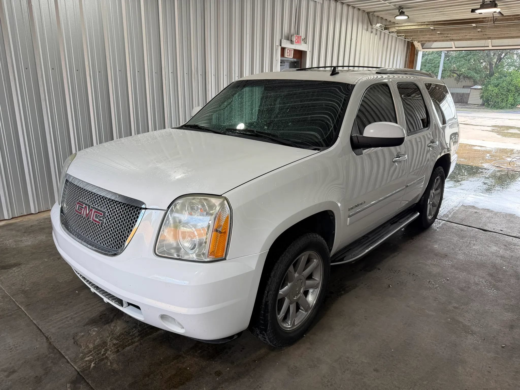 Used 2014 GMC Yukon Denali AWD/4WD image 1