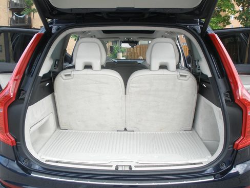 Used 2016 Volvo XC90 T6 Momentum w/ Momentum Plus Package AWD/4WD image 23