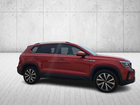 Used 2022 Volkswagen Taos SE image 3