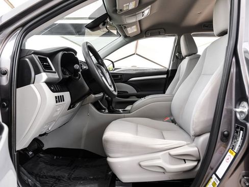 Used 2019 Toyota Highlander LE FWD image 3