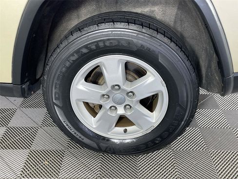 Used 2011 Jeep Grand Cherokee Laredo image 32