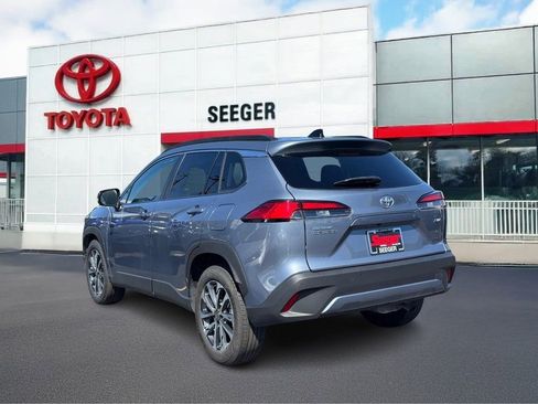 Used 2025 Toyota Corolla Cross XLE FWD image 6