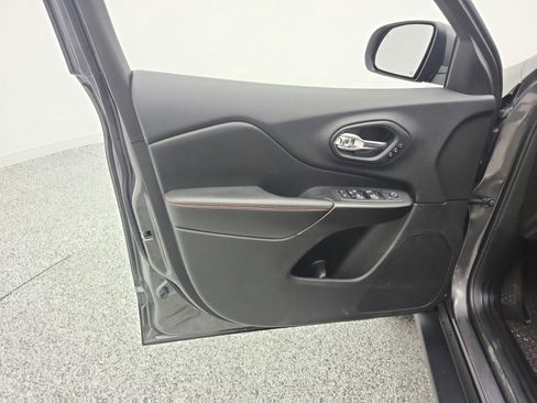 Used 2020 Jeep Cherokee Trailhawk image 15