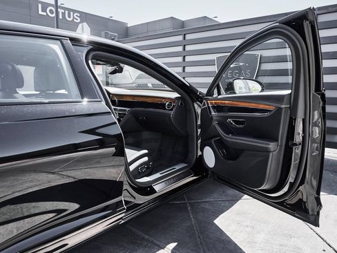 Used 2024 Bentley Flying Spur V8 AWD/4WD image 23