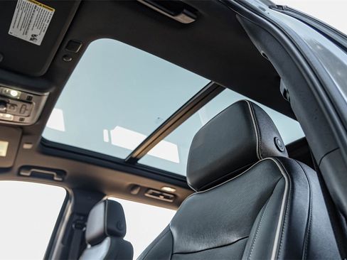 Used 2021 Chevrolet Suburban Premier w/ Premium Package image 6