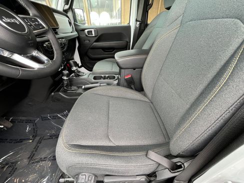 Used 2025 Jeep Wrangler Unlimited Sahara AWD/4WD image 28