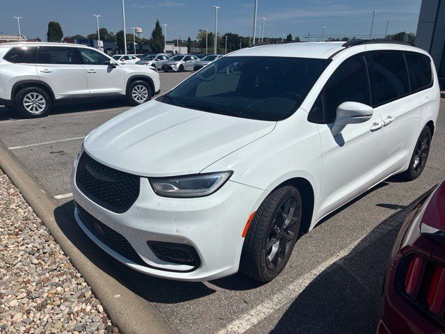 Used 2021 Chrysler Pacifica Touring-L w/ Uconnect Theater Family Group FWD image 1
